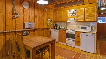 Fridge, microwave, dishwasher, cookware/dishes/utensils