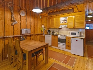 Køleskab, mikrobølgeovn, opvaskemaskine, køkkentøj/tallerkener/redskaber