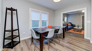 House | 3 bedrooms - Chic Spacious Downtown Retreat (Indianapolis)