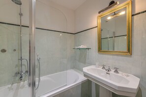 Bruser, hårtørrer, bidet, håndklæder
