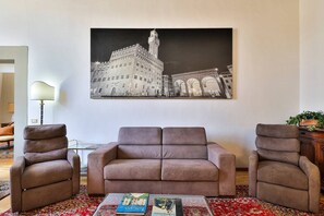 Smart TV, books - Uffizi View (Firenze)