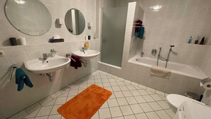Douche, sèche-cheveux, serviettes fournies