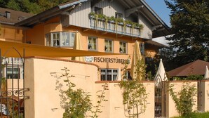 Un edificio con un letrero que dice "FISCHERSTÜBERI".
