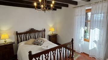 7 slaapkamers, een strijkplank/strijkijzer, reisbedje, wifi