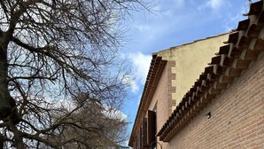 A narrow brick alleyway with a white fence on one side and a building with a tiled roof on the other. - Fantastic Rural House:  300m2, 7 double rooms (up to 18 guests), Garden1100m2 (Villahoz)