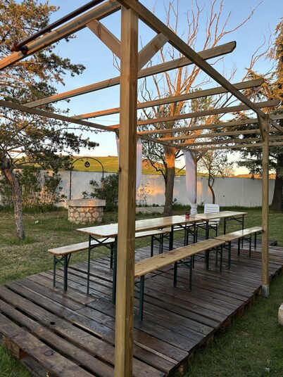 Completa Finca Rural:  jardín 1100m2,  casa 300m2, 7  dobles, hasta 18 personas.