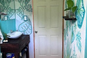 タオル、石鹸、シャンプー、トイレットペーパー