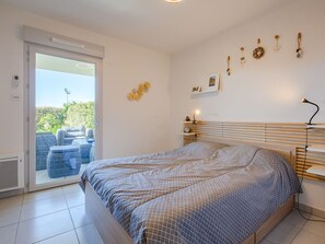 1 bedroom, travel cot, free WiFi, bed sheets