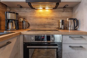 Fridge, oven, stovetop, dishwasher