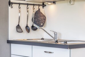 Refrigerador, microondas, parrilla de estufa y utensilios de cocina 