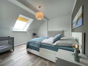 2 bedrooms, travel cot, free WiFi - Die Ferienwohnung Chanel Bietet Platz für 3 Erwachsene und ein Kleinkind (Carolinensiel)