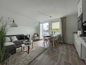 TV - Die Ferienwohnung Chanel Bietet Platz für 3 Erwachsene und ein Kleinkind (Carolinensiel)