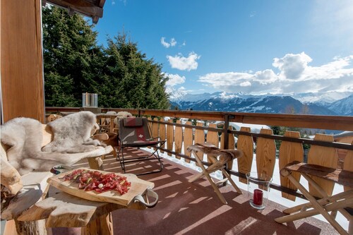 Beautiful 3 bedroom duplex fully renovated with magnificent mountain views! 