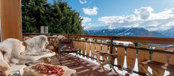 Beautiful 3 bedroom duplex fully renovated with magnificent mountain views!