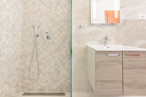 Sèche-cheveux, serviettes fournies, savon, papier toilette
