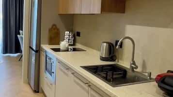 Réfrigérateur, micro-ondes, plaque de cuisson, cafetiÚre/bouilloire