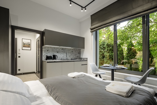 Apartamento estándar | Zona de estar | Smart TV de 50 pulgadas con canales por cable