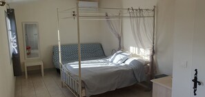 2 bedrooms, desk, iron/ironing board, free WiFi