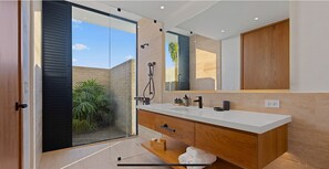 Villa, 6 Bedrooms, Accessible, Smoking | Bathroom