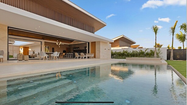 A modern house with a swimming pool, outdoor seating, and a well-maintained garden. - Srvittinivillas Flyvll/ Lux Spacious / Fam / Vacations / Casa de Campo Villas (La Romana)