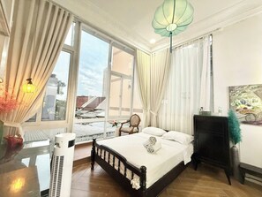 Deluxe Studio, 1 Queen Bed, Private Bathroom, City View