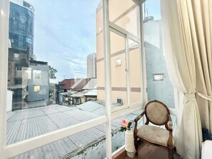 Studio Deluxe, 1 giường cỡ queen, phòng tắm riêng, quang cảnh thành phố | Bàn, khu vực làm việc phù hợp cho laptop, màn/rèm cản sáng 