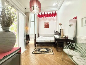 Comfort Studio, 1 Katil Ratu (Queen), Private Bathroom, City View | Meja, ruang kerja komputer riba, langsir/tirai gelap terus 