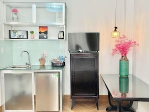 1 habitación, escritorio y espacio para trabajar con laptop