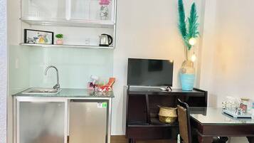 Comfort-studiolejlighed - 1 queensize-seng - privat badeværelse - byudsigt | Privat køkken | Minikøleskab, mikrobølgeovn, køkkentøj/tallerkener/redskaber, Servietter