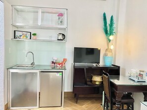 Studio Confort, 1 grand lit, salle de bains privée, vue ville | Cuisine privée