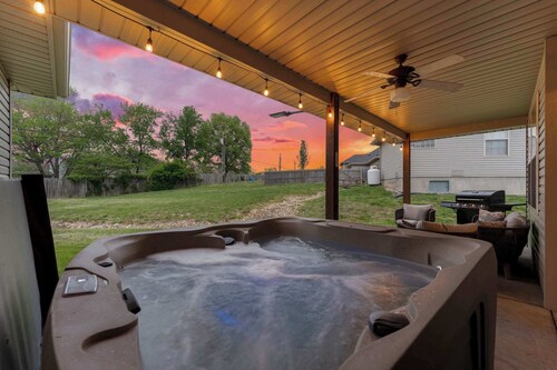 Dollys Stampede House! New, Hot tub, Gameroom