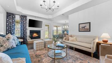 Een televisie, een open haard, videogames en boeken