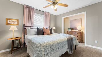 3 slaapkamers, een strijkplank/strijkijzer, reisbedje, wifi