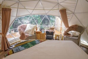 Minibar y ropa de cama 