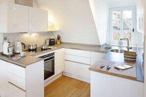 Fridge, oven, stovetop, dishwasher
