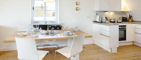 Een koelkast, een oven, een kookplaat, een vaatwasser