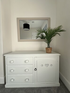 Interior - Train Station Cottage Taunton - Walk to town, pet friendly! (Taunton)