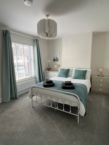 Train Station Cottage Taunton - Walk to town, pet friendly!