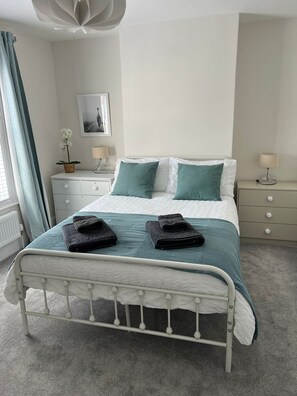 2 Schlafzimmer, Schreibtisch, Bügeleisen/Bügelbrett, Reisekinderbett