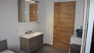 Haartrockner, Handtücher, Seife, Toilettenpapier