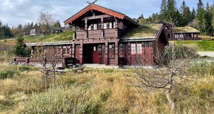 Hyggelig Hytte med Sauna og Innendørs Boblebadekar. Nær Skibakken og Sommarland