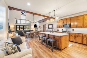 Smart TV, fireplace - Family Retreat | Hot Tub, Game Room near Lake & Golf (Sandpoint)