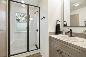 Dusche, Haartrockner, Handtücher, Seife