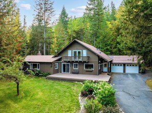 A two-story house with a balcony, a garage, and a well-maintained lawn. - Spacious 4BR Near Lake & Downtown Sandpoint (Sandpoint)