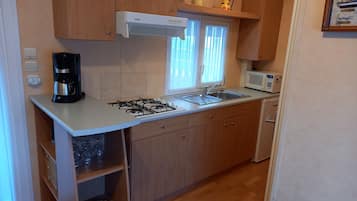Geladeira, micro-ondas, cooktop, cafeteira/chaleira