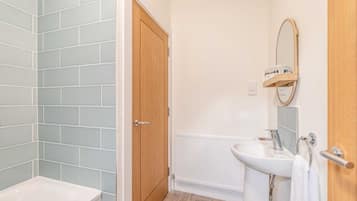 Douche, sèche-cheveux, serviettes fournies