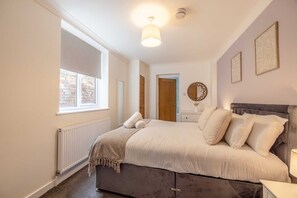 2 dormitoris, planxa i posts de planxar, wifi i roba de llit 