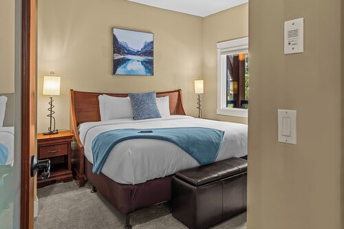 Gorgeous Mountain Condo - Pool & Hot Tub