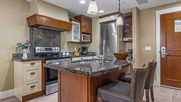 KĂŒhlschrank, Mikrowelle, Ofen, Herdplatte