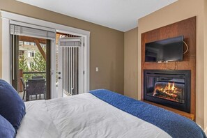 2 bedrooms, desk, iron/ironing board, travel crib - Gorgeous Mountain Condo - Pool & Hot Tub (Canmore)